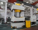 800T Introduksjon til hydraulisk presse med tre bjelker o...