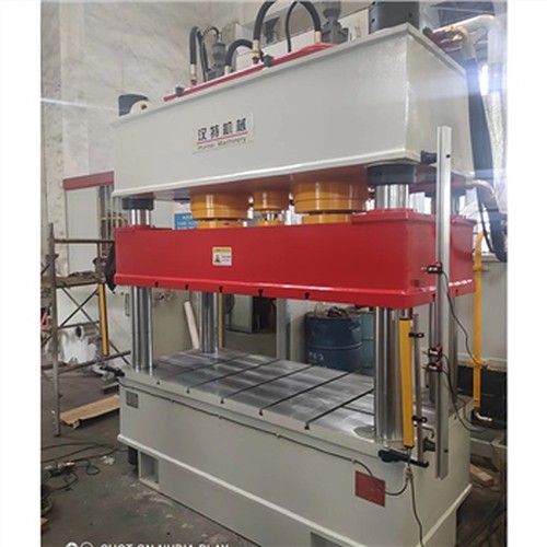 Hva er kjennetegnene til den hydrauliske pressen